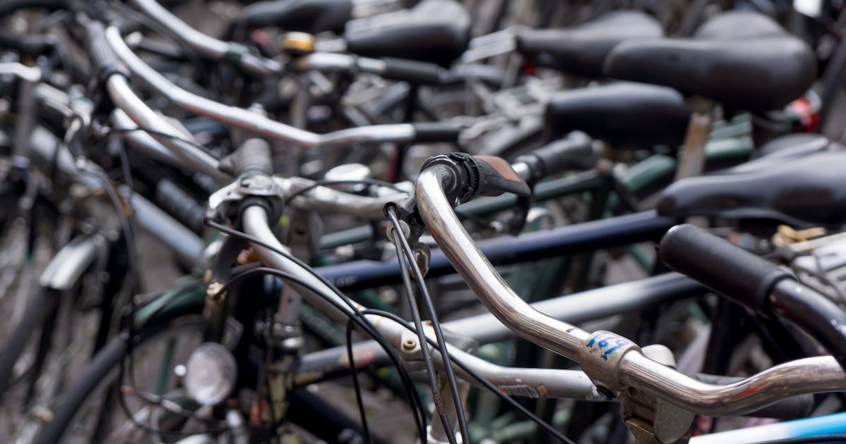 Lelystad haalt over een paar weken alle fietsen die nog op het Stationsplein staan weg