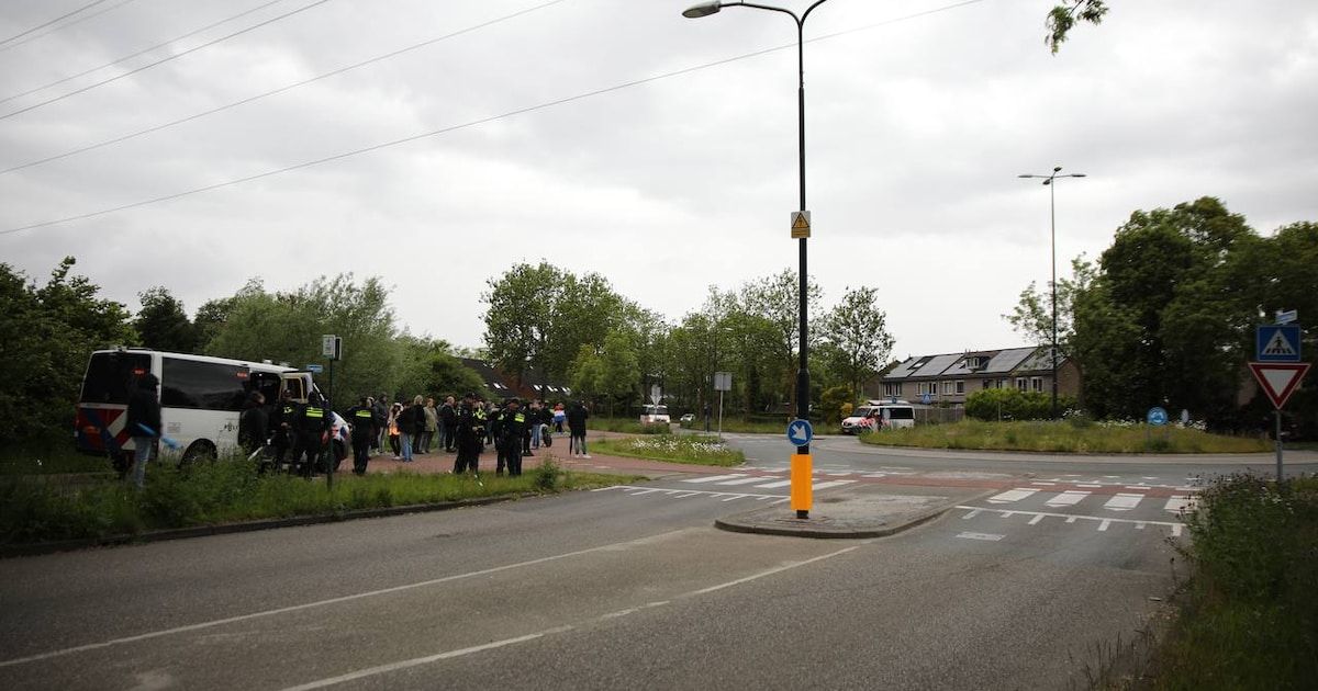 Regenbui en oproep ME verdrijven demonstranten van nieuwe Apeldoornse rotonde