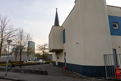 Moskee beklad in Almere Stad: ‘Pijnlijk dat deze plek zo wordt aangevallen’