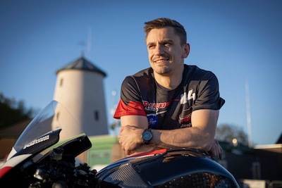Thijs (30) jaagt dit weekend voor het allerlaatst zijn ‘kanon’ de weg op: superbikes geweerd van str