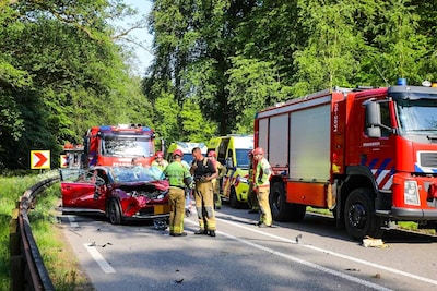 Twee gewonden en veel schade door harde botsing op N344 bij Apeldoorn