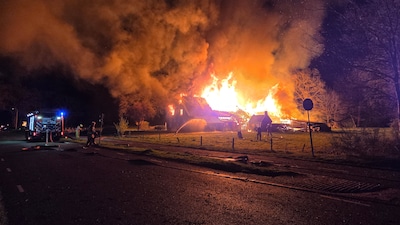Metershoge vlammen slaan uit woonboerderij in Zuidwolde