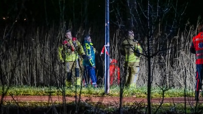 Hulpdiensten zoeken water af nadat scooterrijder gewond raakt bij crash in Almere