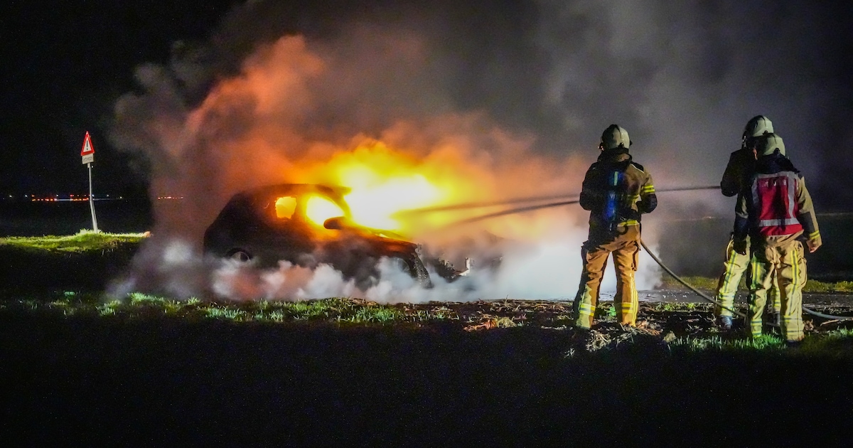 Vlammen slaan metershoog uit auto in Nieuw-Dordrecht