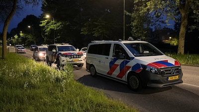 Politieauto bespuugd en als asbak gebruikt bij rotonde in Apeldoorn