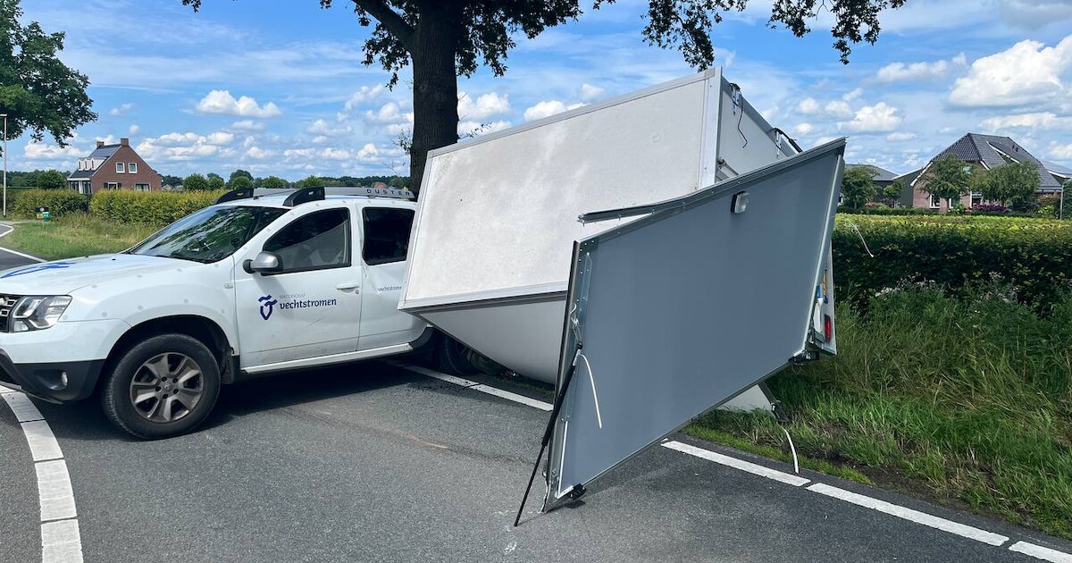 Flinke ravage op weg bij Hardenberg door ongeluk met aanhanger.