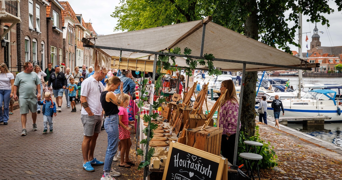 Schilder Hans (78) staat voor het eerst op de markt in Blokzijl, dat een recordaantal kramen heeft