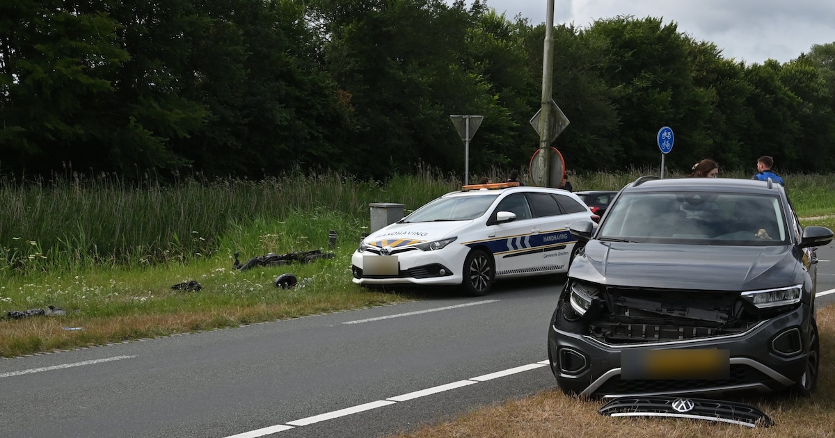 Ongeval tussen auto en motor op N306 in Biddinghuizen