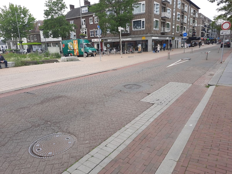 Twee putdeksels bij elkaar aan de Kanaalstraat in Apeldoorn