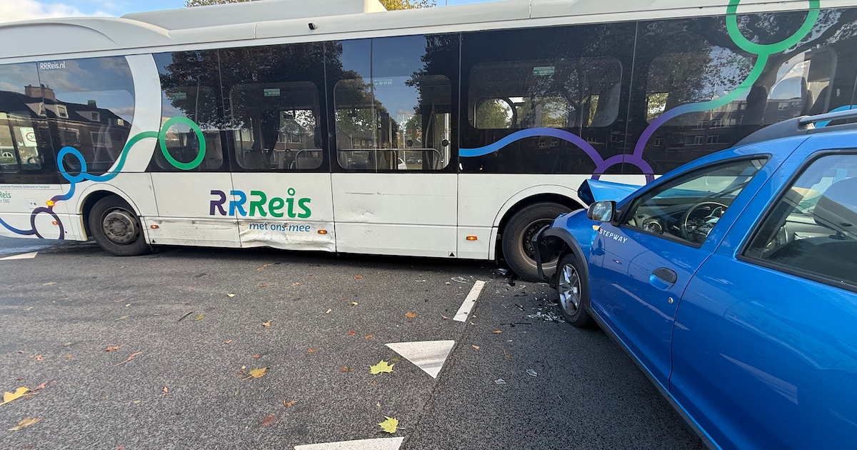 Veel schade door aanrijding tussen auto en lijnbus in Deventer.
