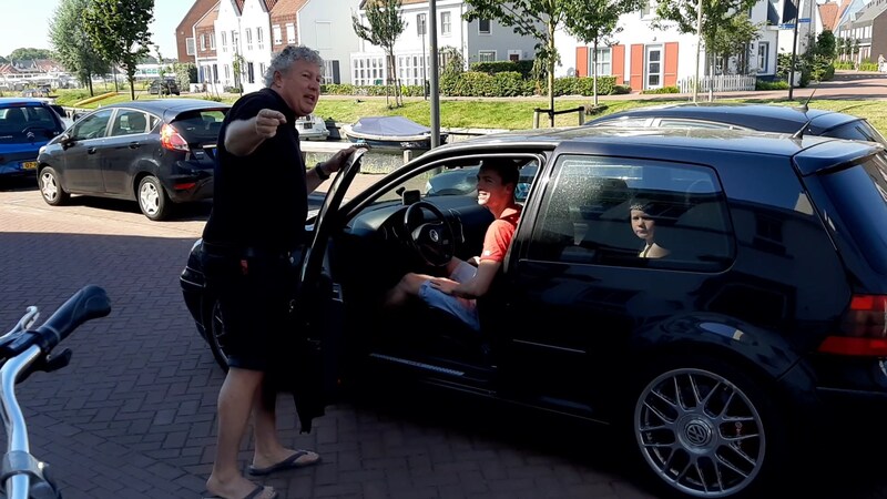 Buurtbewoner Arnold van Voorthuizen wijst een verdwaalde automobilist de weg.