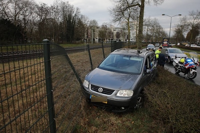 Bestuurder (86) valt in slaap achter het stuur en botst tegen hekwerk langs spoor in Apeldoorn
