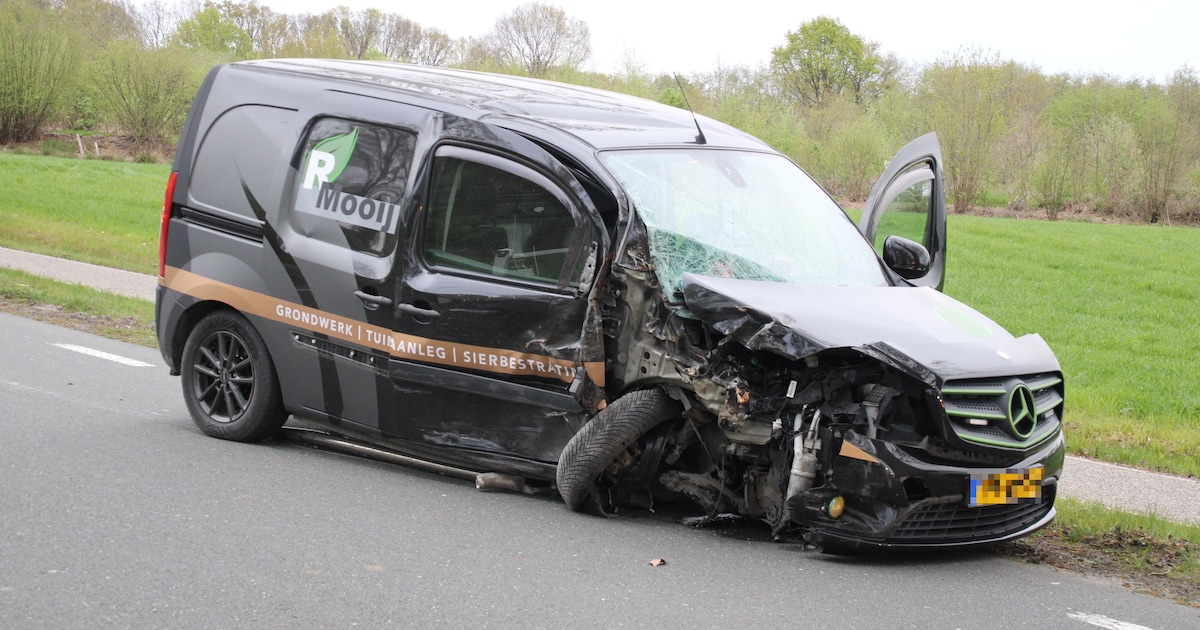 Bestelbus zwaar beschadigd na botsing in Terschuur
