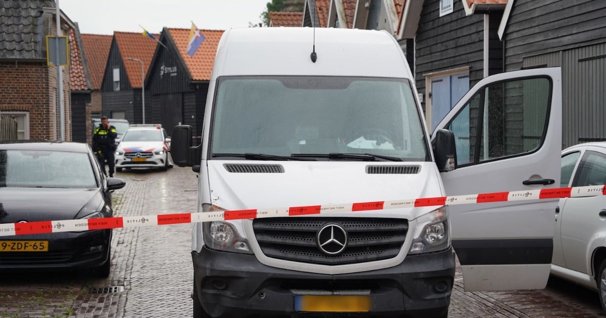 Ernstig ongeval in Genemuiden: fietser zwaargewond na botsing met bestelbus.