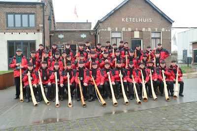 Midwinterhoornwandeling met meer dan 40 blazers in Ulft