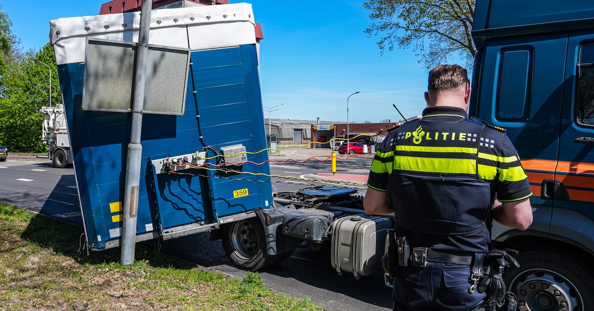 Vrachtwagen raakt achterkant kwijt op Nijbracht in Emmen