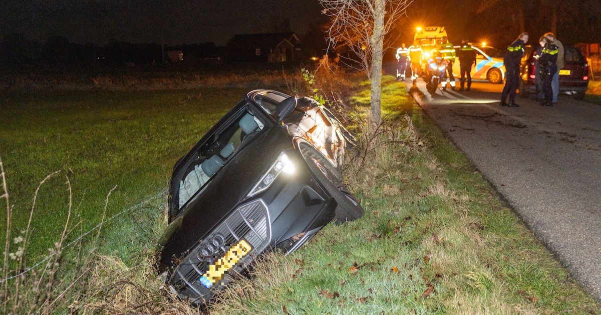 Auto eindigt half in de sloot bij Dalmsholte | 112 nieuws Ommen