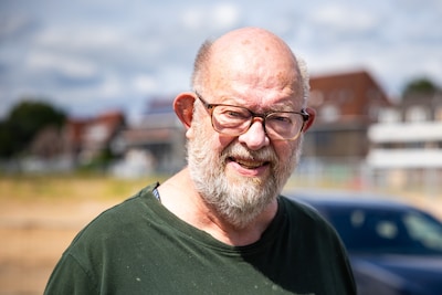 Girbe (70) verzint steeds nieuwe wandelingen, nu gaat hij op taalsafari in de supermarkt