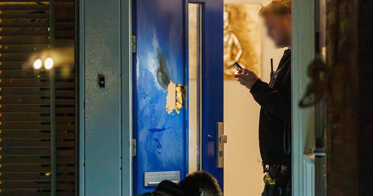 Gat in voordeur na mogelijke explosie aan Botter in Lelystad