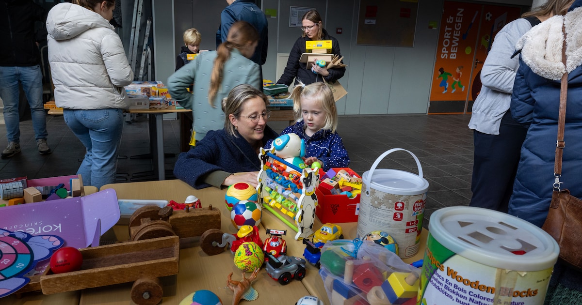 Speelgoedruilbeurs in Emmeloord blijkt schot in de roos: ‘We moeten een beetje op de aarde letten’