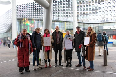 ‘Borstenbus’ weg uit Zutphen: petitie aangeboden, maar oplossing blijft uit