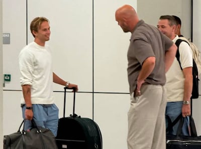 Versterking voor Vitesse onderweg? Hoofdscout op Schiphol gespot met Zweeds talent