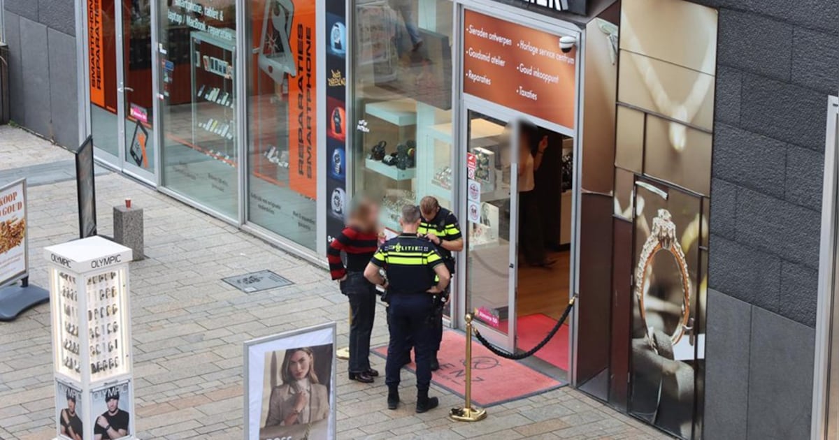 Dappere juwelier verjaagt samen met een klant twee overvallers in Almere