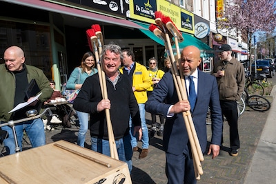 De bezem gaat door de in de lift zittende Steenstraat: ‘Is-ie elektrisch?’