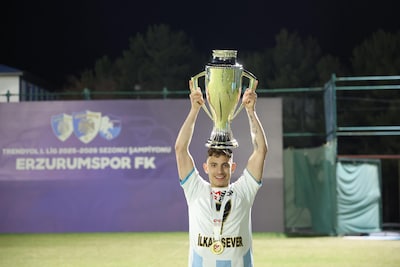 Speelt voetballer Ilkan (21) uit Enschede komend seizoen wedstrijden tegen supersterren én zijn broe