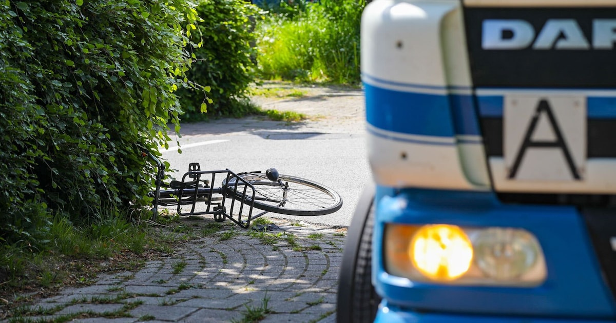 Fietser ernstig gewond na botsing met achteruitrijdende vrachtwagen in Wilp