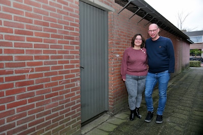 Tonny rent brandende keuken in om buurman te helpen: ‘Met één hand tuinslang vast, met andere 112 aa