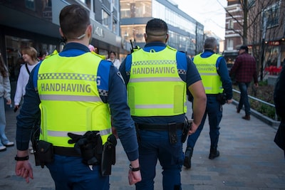 Minder praten, meer handhaven: Almeerse politiek wil boa’s in plaats van woordvoerders