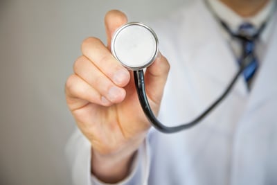 مصلحة التحقيقات تفتش مقرات أطباء قلب بسبب صفقات مشبوهة