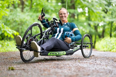 Esmee (27) maakt zich op voor Handbikebattle na ernstig ski-ongeluk: ‘Het geeft me weer een doel’