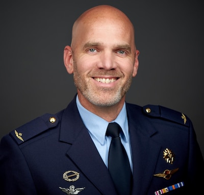 Militair Van Bruchem geeft lezing over veiligheid op Sprengenbeekcollege