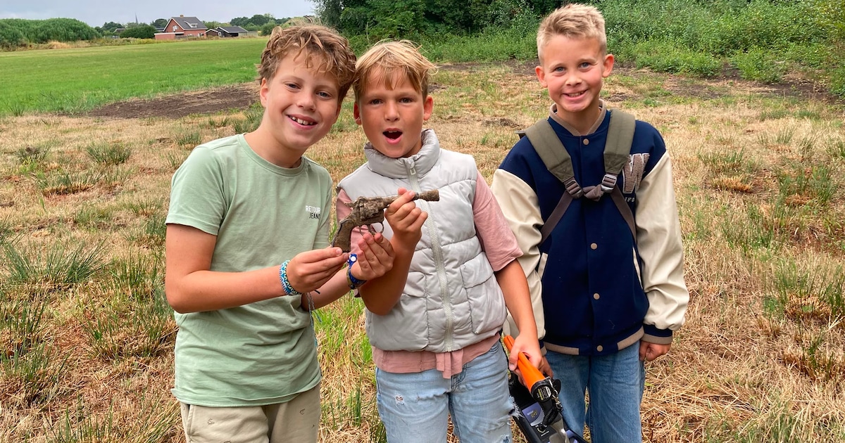 Jongens (10) gaan met metaaldetector op pad en vinden dit keer geen bierdopjes, maar iets heel ander