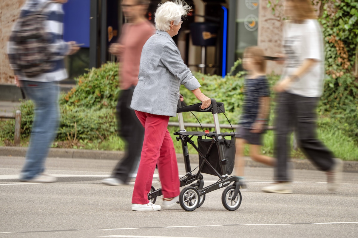 Een rollator geeft senioren meer stabiliteit tijdens het wandelen.