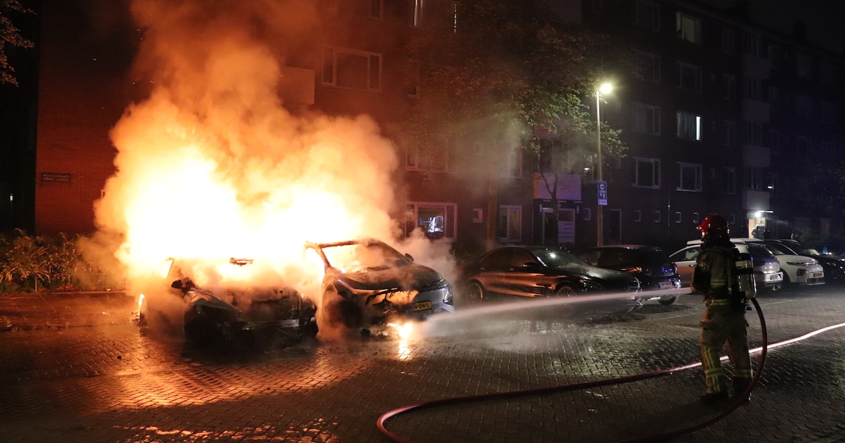 Twee elektrische auto’s uitgebrand in Amsterdam-Noord, brandstichting niet uitgesloten