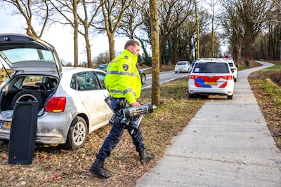 Sloot vol lachgastanks nadat auto tegen boom botst in Erica