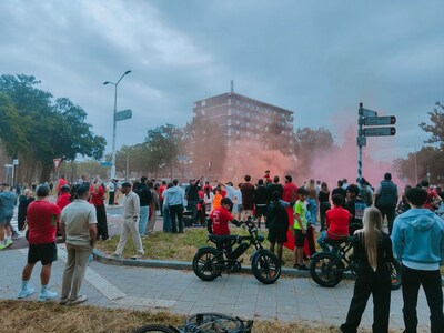 Weer feest op rotonde in Enschede-Zuid: Marokkaanse fans vieren overtuigende WK-zege