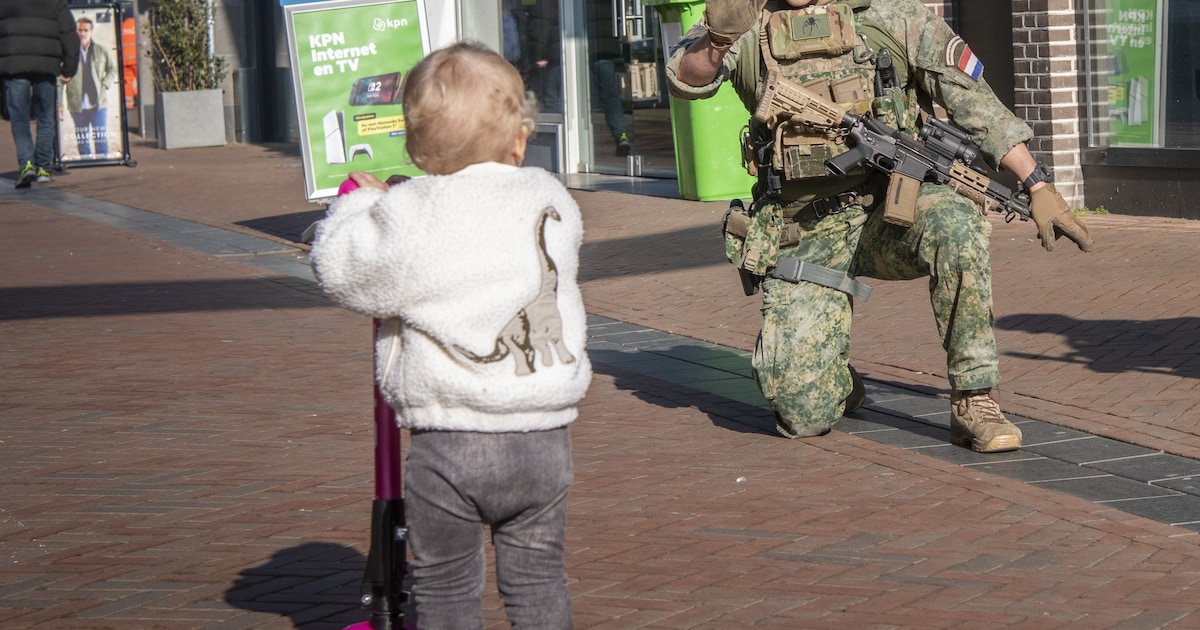 Meisje op felroze step staat tegenover gewapende soldaten in de straten van Apeldoorn: ‘Het is toch 