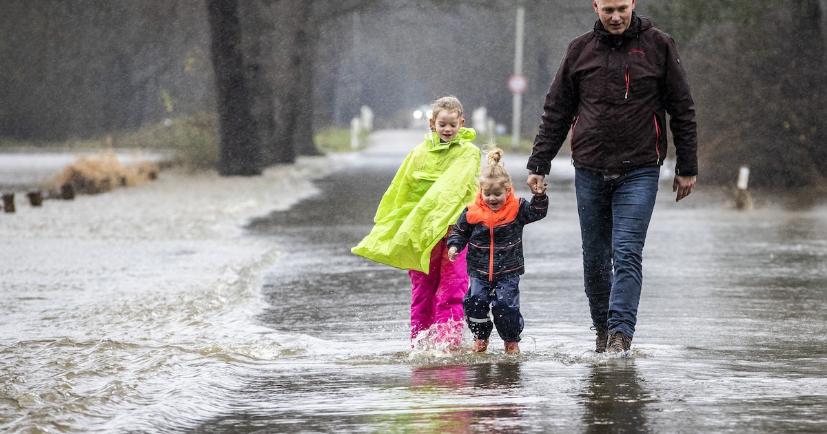 Bij extreme regenval raken 220 mensen in Heerde afgesneden van het wegennet