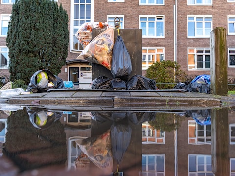 Afval bij een container aan de Albert Cuypstraat in Zwolle.