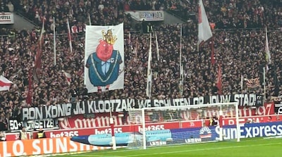 Stuttgart-fans maken met spandoek duidelijk wat zij vinden van Deventer