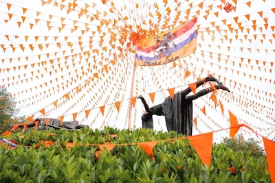 Oranjerotonde klaar voor WK 2026: waar in Apeldoorn is het ook zo mooi versierd?