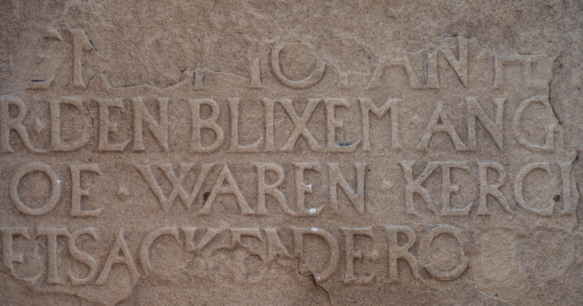 Deze bijzondere steen is eindelijk weer thuis in Zutphen: ‘We dachten dat ’ie aan gruzelementen was’