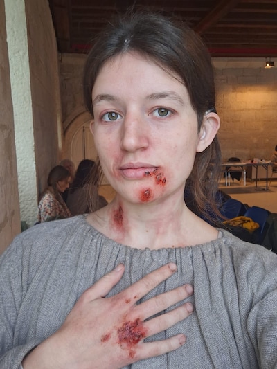Yaël (26) ruilde Wijhe in voor Parijs en belandde op de set van een miljoenenproductie
