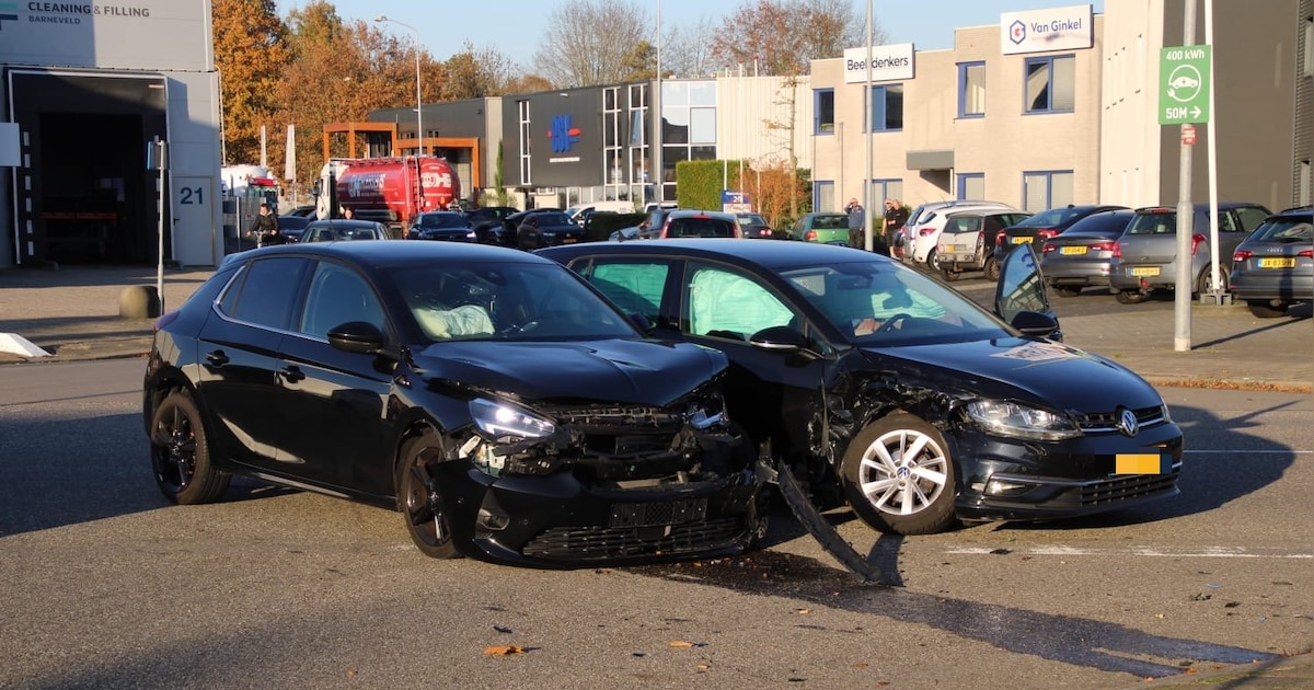 Bestuurders komen met schrik vrij na harde botsing in Barneveld