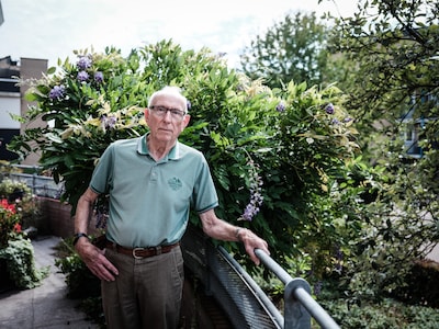 Theo (85) was eenzaam, toen kwam dat ene telefoontje: ‘Hoe gaat het met u, meneer?’