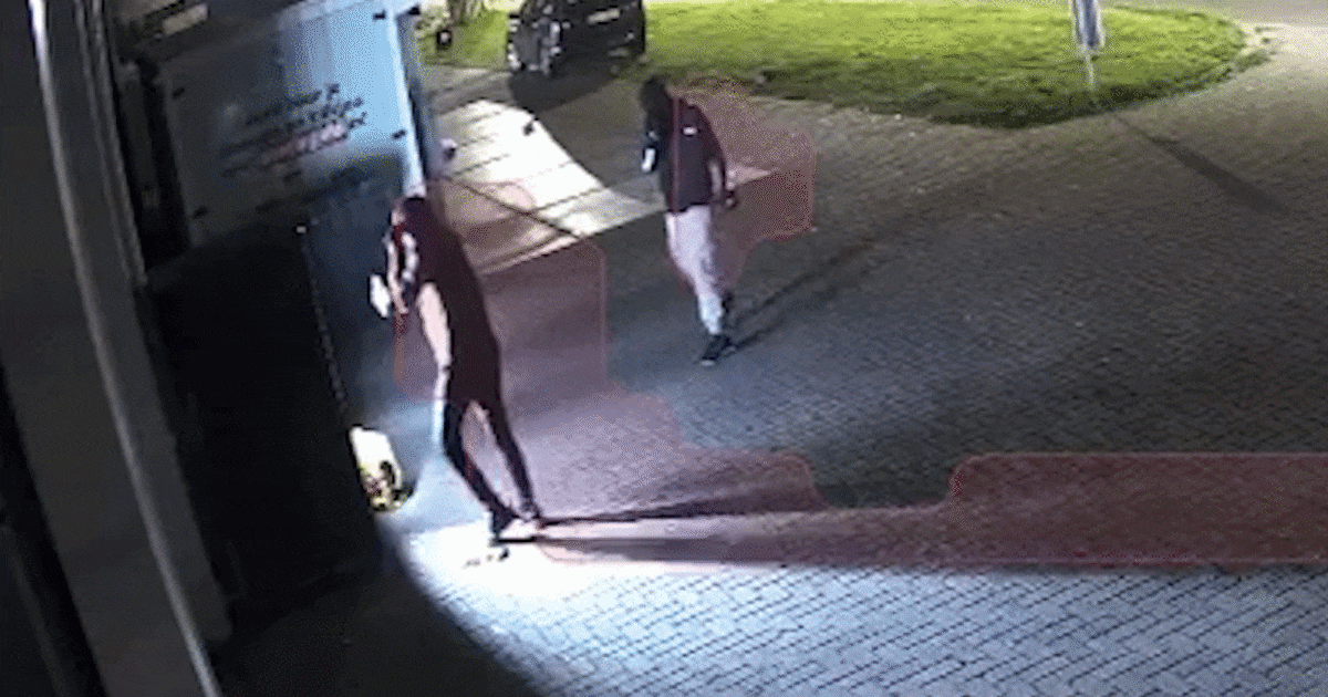 Tweetal sloopt automaat bij wasstraat Emmeloord: ‘Wat gebeurt hier nou?’